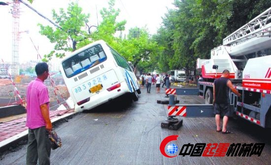 青島多處地段發生塌陷客車歪倒被困路邊(圖)