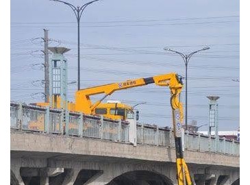 徐工隨車公司２０米臂架橋梁檢測作業(yè)車試制成功