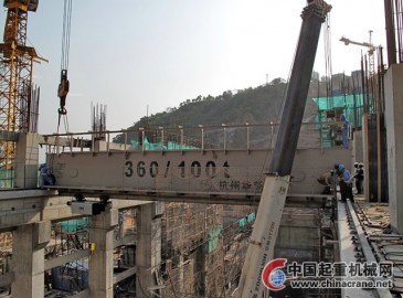加纳布维电站桥式起重机主梁吊装成功