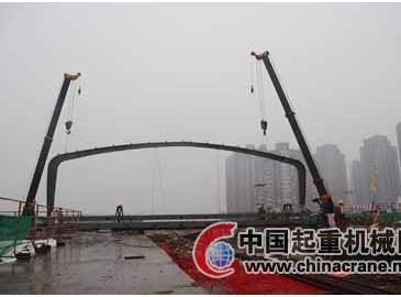 中冶建工重慶軌道交通六號線竹林公園站開始吊裝