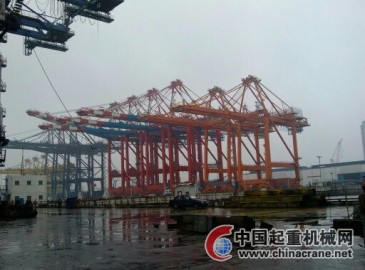 上海振華重工寧波港即將投用的起重機接受檢驗