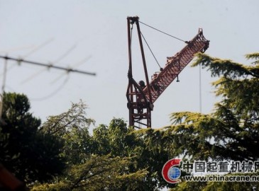 吊車改裝蹦極設備 兩人空中頭撞身亡