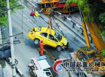 重庆一重型吊车行驶中失控 4辆机动车被撞