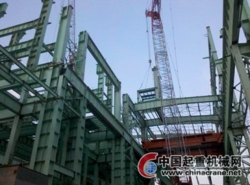 內蒙古德晟煉鋼連鑄工程廠房高跨頂層剛架首吊成功吊裝