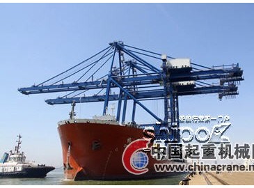 上海振华重工2台大型集装箱桥吊运抵唐山曹妃甸港区