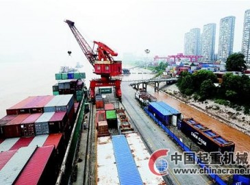 大型門座式起重機卸船 宜昌市集裝箱運輸逆勢增長