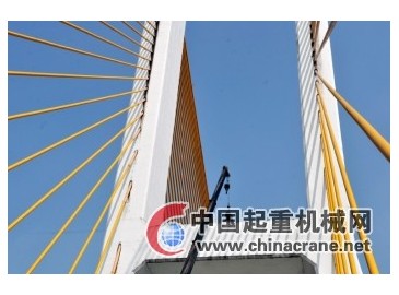 液壓吊車助力上中壩嘉陵江大橋進(jìn)行索力檢測