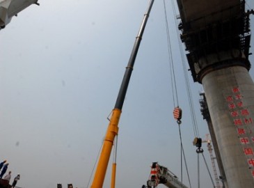 260噸大型吊機助力 25噸吊機穩落50米高橋梁