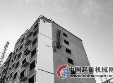 商丘：工地吊籃鋼絲繩突斷裂 兩工人體驗(yàn)高空驚魂