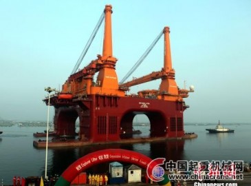 中国自主建造深水半潜式起重生活平台完成试航
