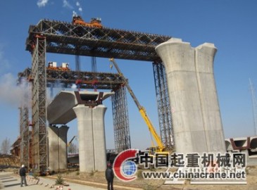 大橋局六公司吉圖琿客專蛟河制梁場成功架設首片箱梁