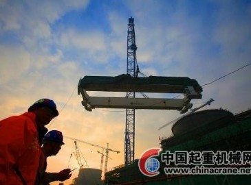 中核集團三門核電工程1號機組環吊主小車吊裝就位