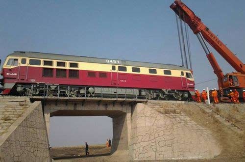 黑河哈尔滨K7034次列车脱线160吨级起重机现