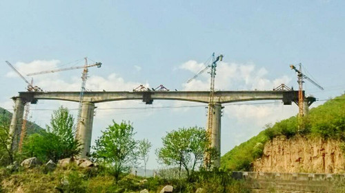 张台铁路海子沟大桥最大跨径现浇梁顺利合龙_