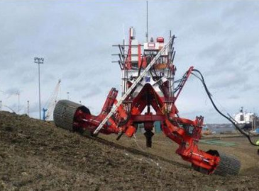 世界首艘Hi-Traq四履帶式海底挖掘機(jī)下水作業(yè)