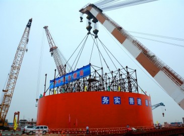 芜湖长江公路二桥北主墩承台钢吊箱围堰吊装成功
