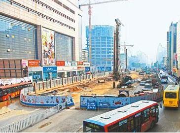 兰州轨道交通1号线西站十字站围挡建设