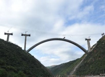 世界最大跨度客货共线铁路拱桥顺利完工