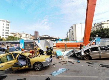南寧友愛北路地鐵工地一臺門式起重機(jī)倒塌