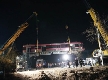 徐工起重機(jī)連夜吊移北京亦莊線脫軌地鐵