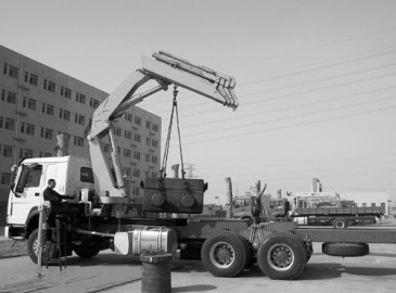 石煤機(jī)完成大噸位折疊臂式起重機(jī)吊重試驗(yàn)