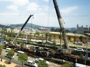 昆明長水機(jī)場高速重型吊車發(fā)生自燃 未造成人員傷亡