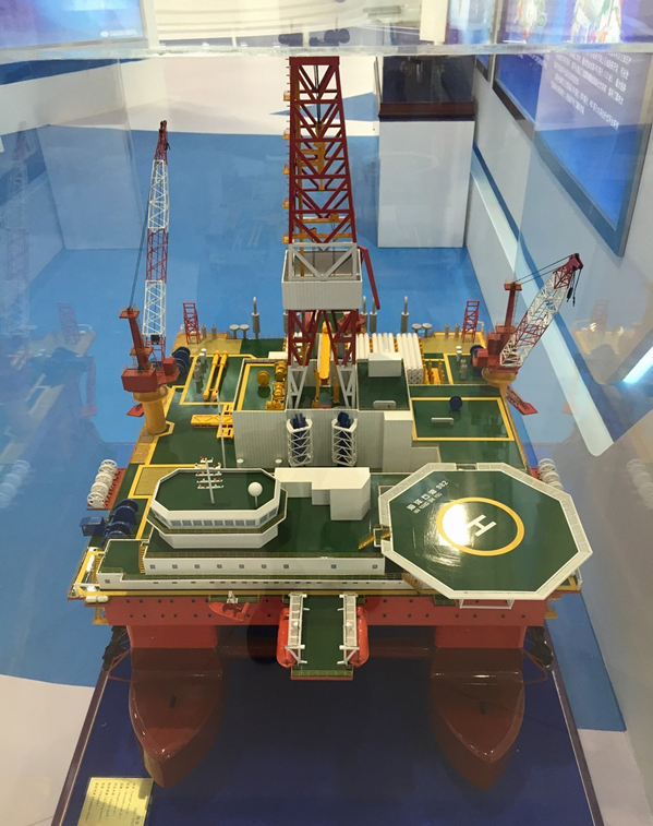 大船集团“海洋石油982”钻井平台开建可与码头、跑道等拼接(图1)