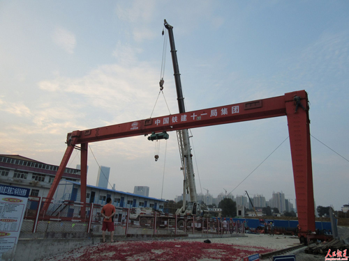 贵阳地铁1号线1标首台龙门吊成功架起
