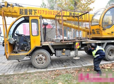 濟南天橋交警清理6輛違停起重機