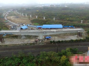 武汉大花岭货场跨京广铁路特大桥转体梁成功转体