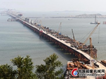 平潭海峽公鐵兩用跨海大橋多臺起重機緊張施工