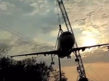印度：起重机吊运飞机发生垮塌 骤落砸断围墙