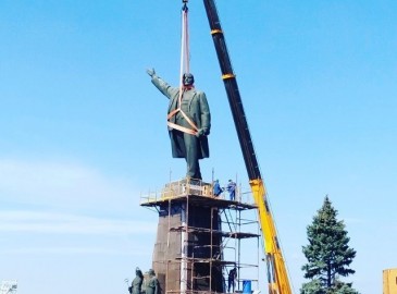 借助起重机移除乌克兰国内最大列宁雕像