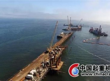 徐工数台履带起重机设备齐力建设非洲南部某港口项目