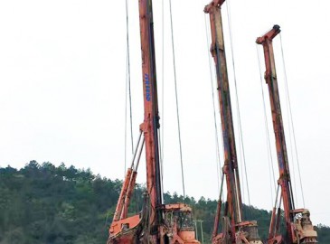 恒天九五旋挖鉆機(jī)并肩作業(yè) 強(qiáng)力支援茂名民生工程