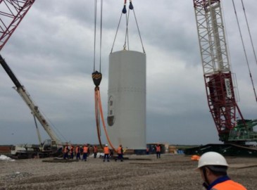 黑龍江火電三公司承建首個海外風(fēng)電工程正式吊吊裝