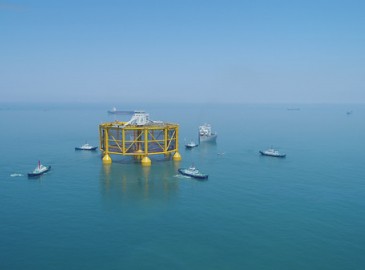 世界首座大型半潛式智能海上漁場裝船出海