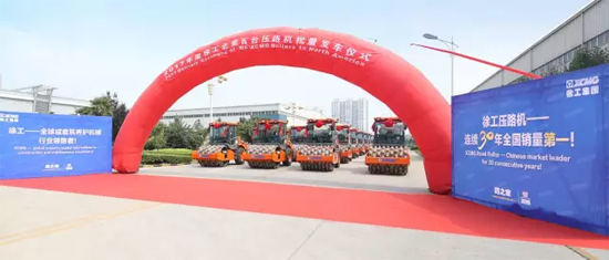 百台徐工压路机批量出口北美1