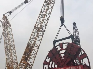 徐工履帶吊助陣 3500噸京城最大盾構(gòu)機刀盤下井！