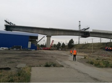 歐維姆機(jī)械顯實(shí)力 高鐵跨湖大鐵路特大橋75分鐘轉(zhuǎn)體到位