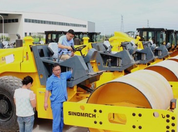 國機重工洛陽公司單缸輪振動壓路機設備批量出口東南亞