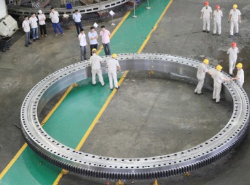 国内最大最重整体式特大型转盘轴承在洛轴顺利下线