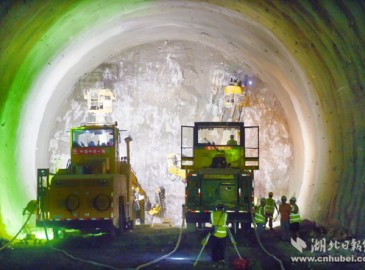 鄭萬(wàn)鐵路多路段建設(shè)全面鋪開 全線建筑長(zhǎng)度818公里