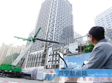 南寧一起重機(jī)支撐臂扭曲砸施工樓房 暫無人員傷亡