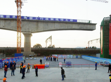 欧维姆机械助广西首座上跨铁路高架桥成功转体
