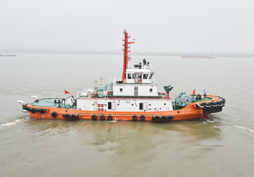 我国第一艘符合新规全回转拖船在镇江船厂出厂