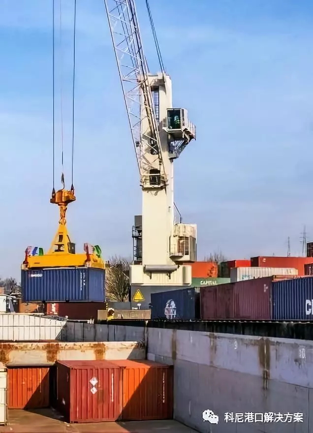 科尼GOTTWALD移动式港口起重机用于尼日利亚河港.webp