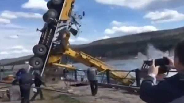 俄罗斯一台50吨起重机戏剧性翻车