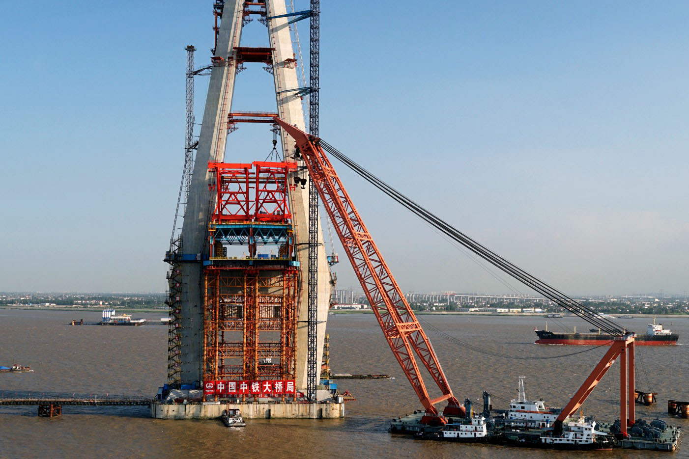 国际首制1800吨架梁吊机由江苏格雷特参建
