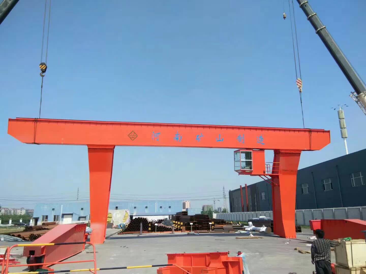 陜西咸陽起重機—客戶訂購20噸偏掛龍門安裝現場